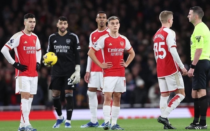 Arsenal gần đây thường xuyên phải vào lưới nhặt bóng