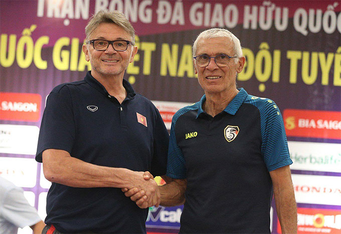 HLV Hector Cuper (phải) với nhiệm vụ rất nặng nề tại Asian Cup 2023.