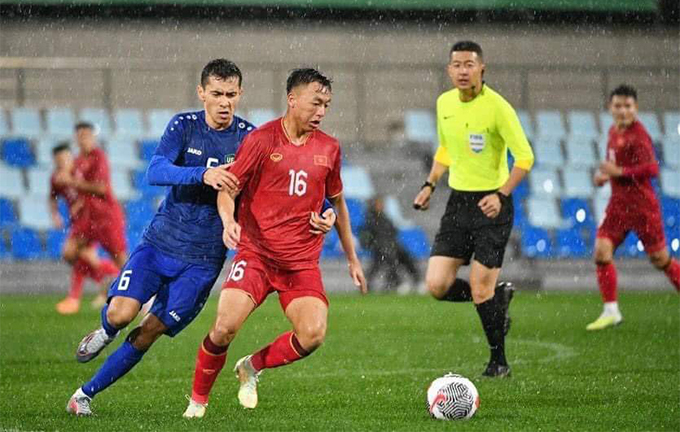 Uzbekistan (bên trái) từng đánh bại Việt Nam 2-0 ở trận giao hữu trên đất Trung Quốc