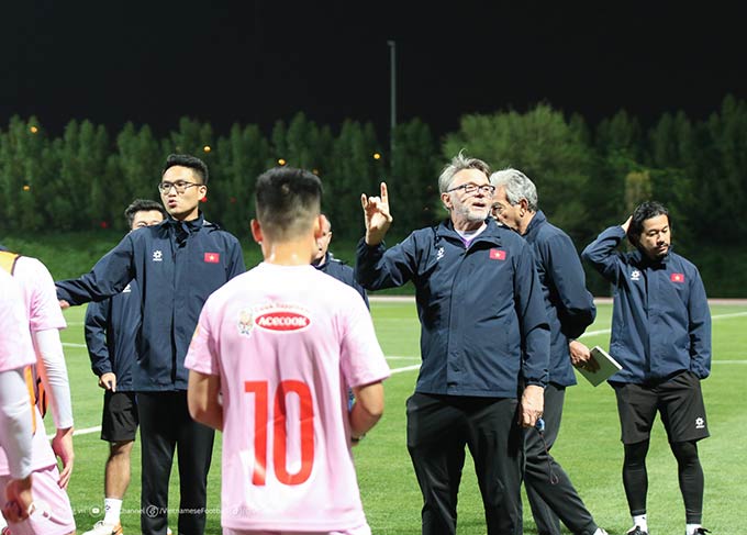 18h30 ngày 6/1 theo giờ Qatar (22h30 theo giờ Việt Nam), đội tuyển Việt Nam đã bước vào buổi tập đầu tiên trên sân Al Rayyan 2, trong giai đoạn nước rút chuẩn bị cho VCK Asian Cup 2023. 