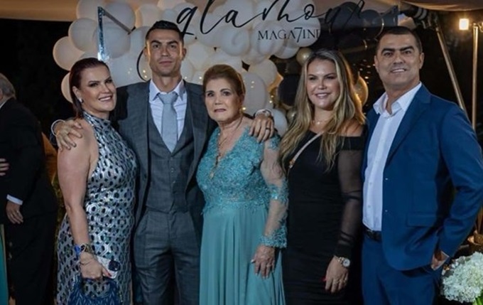 Jose Pereira (ngoài cùng bên phải) có mặt trong ngày sinh nhật của bà Dolores hôm 31/12 vừa qua