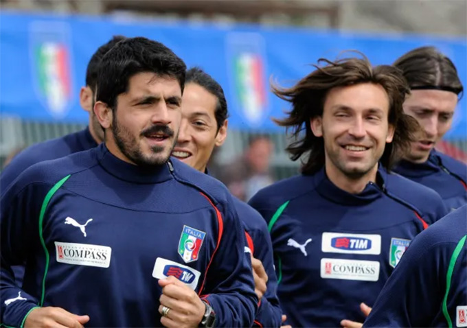 Đằng sau nụ cười kia của Pirlo là một cơ số âm mưu chơi khăm Gattuso