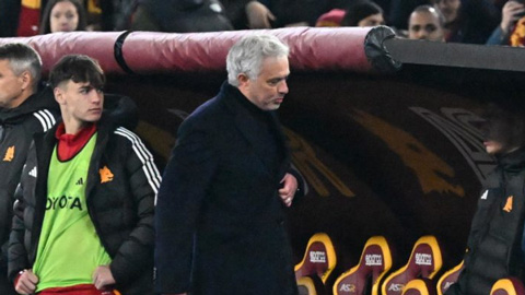 Jose Mourinho nhận thẻ đỏ, bỏ họp báo sau trận Roma hòa Atalanta