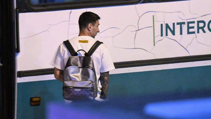 Messi có mặt ớ sân bay Islas Malvinas ở Rosario vào nửa đêm để bay sang Mỹ