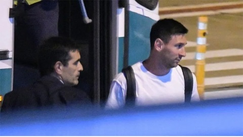Messi rời Argentina vào nửa đêm giữa nghi án mua Quả bóng vàng 