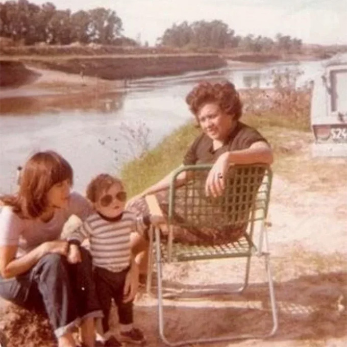 Cậu bé Leo bên cạnh mẹ và bà ngoại