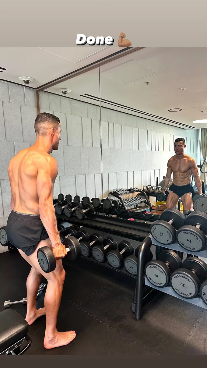 Ronaldo khoe hình ảnh tập luyện miệt mài trong phòng gym