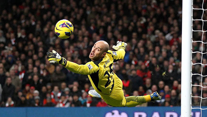 10. Pepe Reina: Sự nghiệp thành công nhất của Pepe Reina có lẽ là trong thời gian anh thi đấu cho Liverpool từ năm 2005 đến 2014, với 3 lần liên tiếp đoạt được giải thưởng Găng tay vàng Ngoại hạng Anh vào các mùa giải 2005-2008. Tổng cộng, Reina có 297 trận, thủng lưới 267 bàn và giữ sạch lưới 136 trận