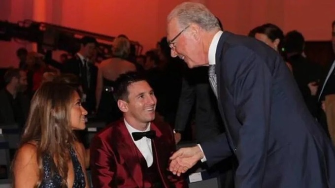 Messi gặp Beckenbauer trong lễ trao giải Quả bóng vàng nhiều năm trước