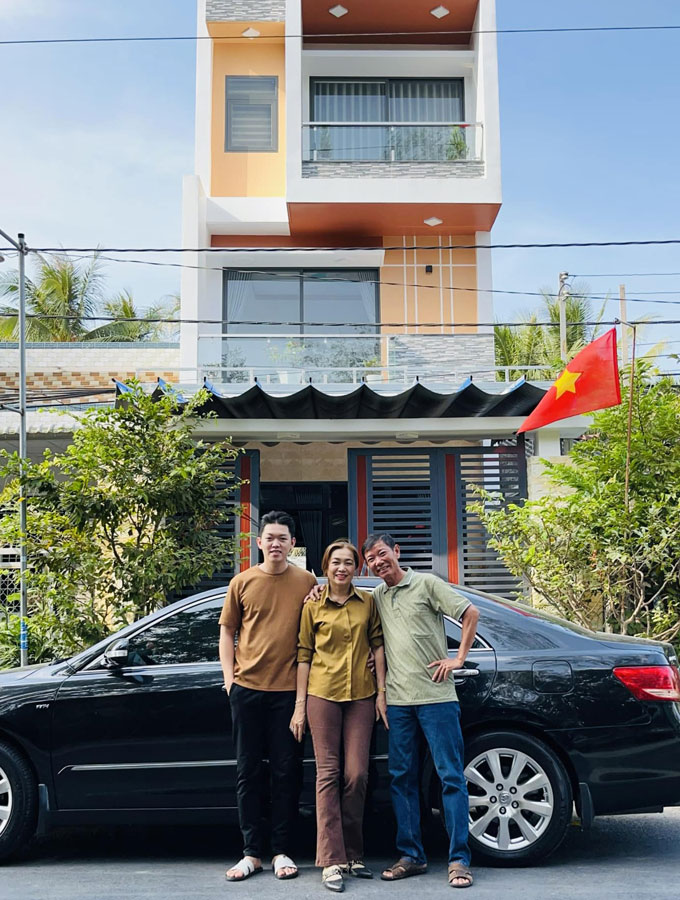 Bố mẹ và em trai Huỳnh Như đứng trước ngôi nhà mới xây và chiếc ô tô "xịn" được mua từ số tiền dành dụm của cô