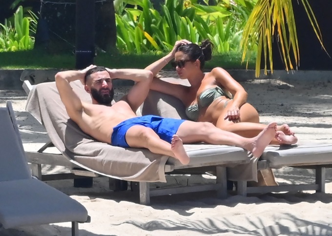 Benzema nằm tắm nắng bên vợ cũ Chloe