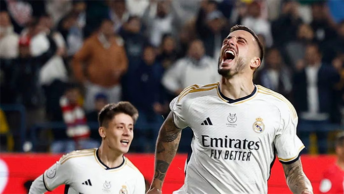 Joselu ăn mừng bàn thắng ấn định chiến thắng 5-3 cho Real