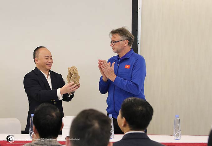 Đại sứ Trần Đức Hùng tặng đội tuyển “Hoa hồng sa mạc” với lời chúc toàn đội chân cứng đá mềm, phát huy bản lĩnh để vượt qua thử thách tại VCK Asian Cup 2023