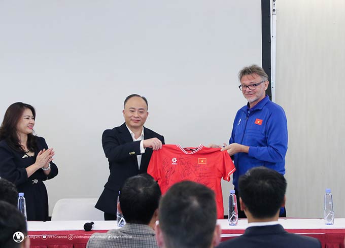 HLV trưởng Philippe Troussier thay mặt đội tuyển tặng Đại sứ quán Việt Nam tại Qatar áo thi đấu có chữ ký của các thành viên đội tuyển