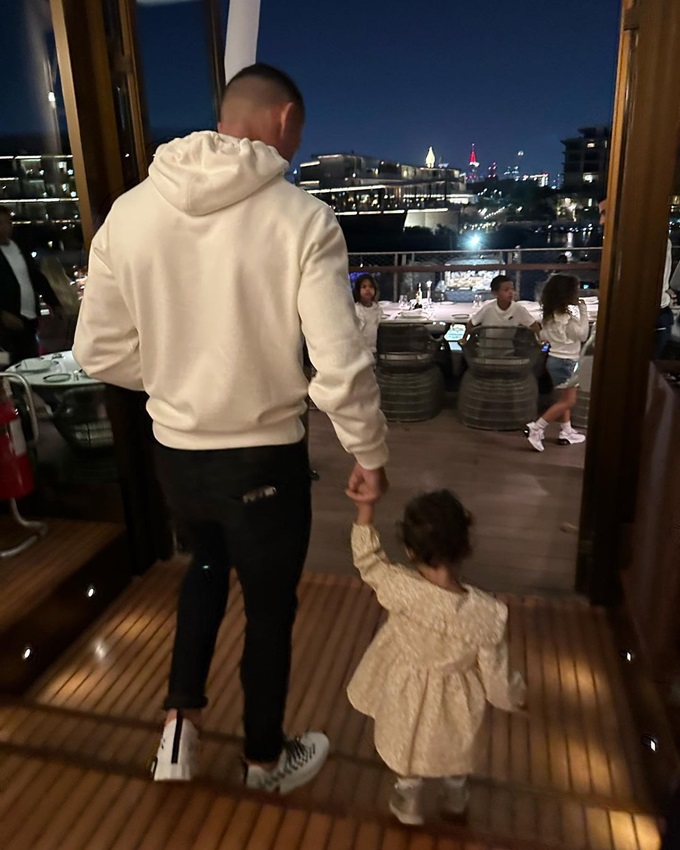 Ronaldo nắm tay con gái út Bella