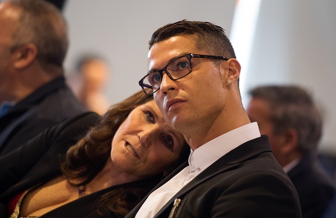Ronaldo và giây phút bình yên bên mẹ