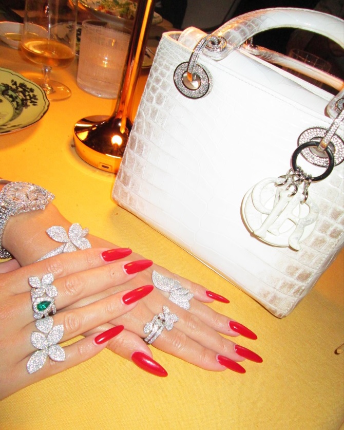  Bộ sưu tập trang sức của cô ước tính trị giá 4 triệu bảng. Trong đó, cô nàng đeo 4 chiếc nhẫn chia đều ở 2 tay. Đó là còn chưa tính đến những chiếc vòng tay đắt giá và lấp lánh.