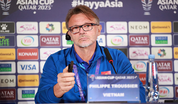 HLV Troussier tin tưởng các học trò có thể làm được điều gì đó trước Nhật Bản ở trận ra quân Asian Cup 2023 - Ảnh: Nam Anh 