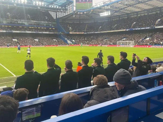 Nhóm 7 người đàn ông thản nhiên đánh răng ở Stamford Bridge