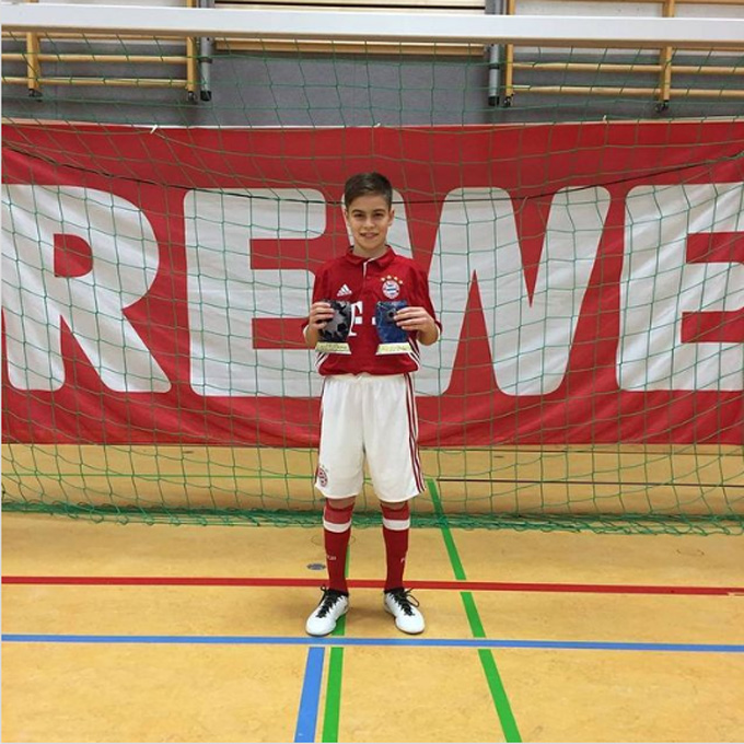 Nhờ được cha truyền dạy kỹ năng từ YouTube, Yildiz sớm bộc lộ tài năng và được Bayern chiêu mộ