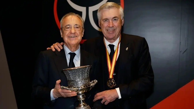 Chủ tịch Perez và HLV Ancelotti của Real Madrid và danh hiệu Siêu Cúp Tây Ban Nha 2023/24.