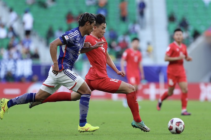 Các tuyển thủ trẻ Việt Nam (áo đỏ) đã chơi rất ấn tượng trong trận gặp Nhật Bản - Ảnh: Anh Khoa