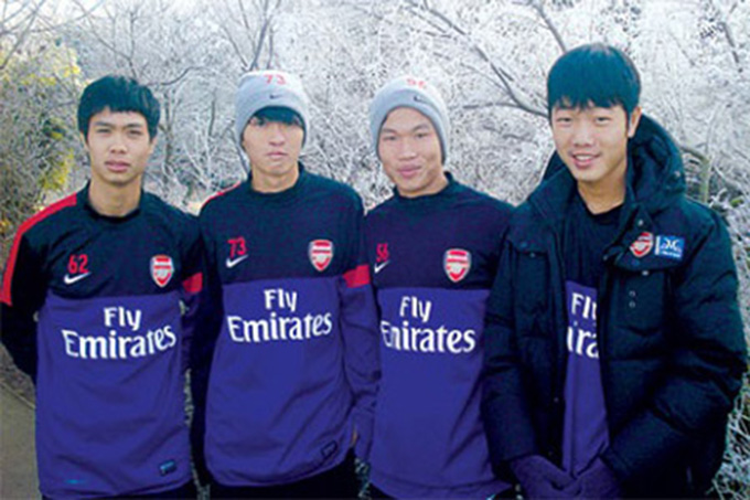 Xuân Trường (bìa phải) cùng 3 đồng đội sang Arsenal tập luyện
