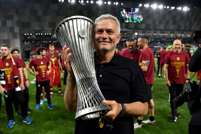 Mourinho đã giúp Roma giải cơn khát danh hiệu kéo dài