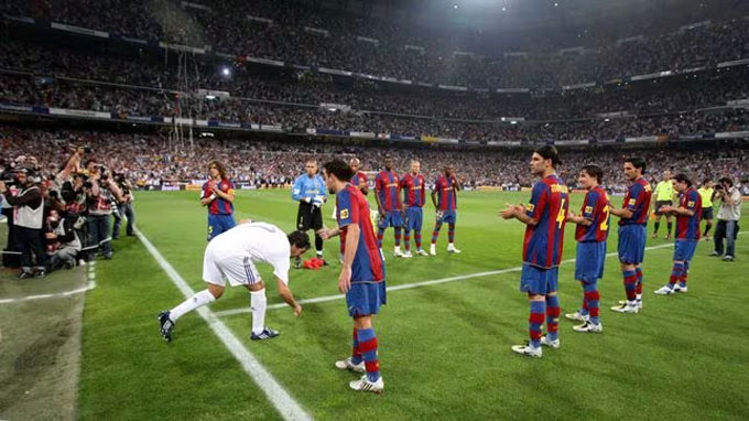 Real và Barca cũng hiếm khi xếp hàng chúc mừng nhau, ngoại trừ năm 2008