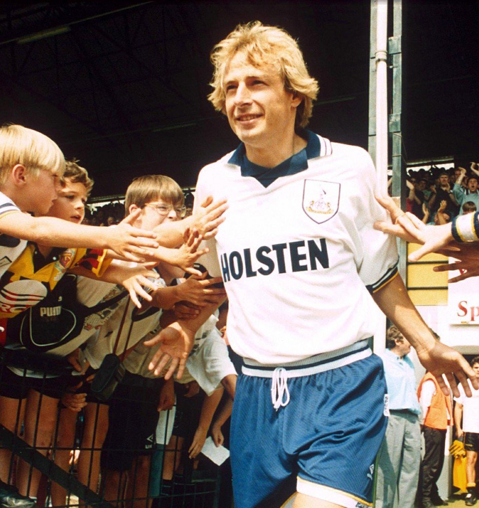 10. Jurgen Klinsmann: Cựu tuyển thủ người Đức và HLV đương nhiệm ĐT Hàn Quốc khi đó đã chuyển từ AS Monaco sang Tottenham với giá 2 triệu bảng Anh. Ngay lập tức, ông đã để lại ấn tượng mạnh mẽ khi được chọn vào Đội hình tiêu biểu của PFA trong mùa giải 1994/95 với 20 bàn thắng và 11 kiến tạo. Klinsmann được xem là một trong những huyền thoại CLB Tottenham