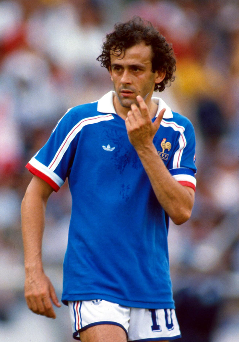 8. Michel Platini: Cựu chủ tịch UEFA có đến 3 lần liên tiếp giành Quả Bóng Vàng ở các năm 1983, 1984 và 1985, đóng góp vào 12 giải thưởng cá nhân trong suốt sự nghiệp thi đấu.