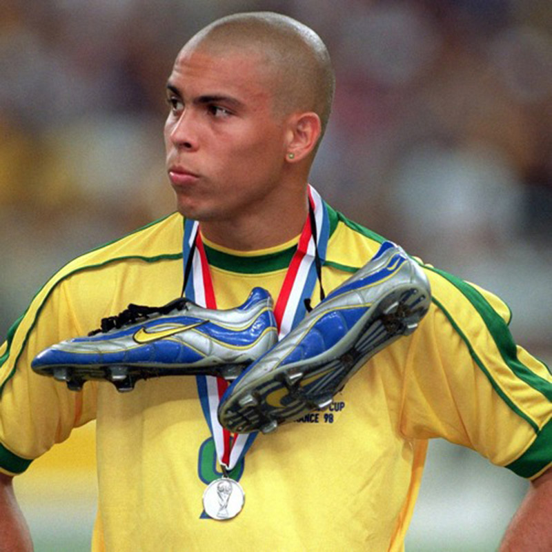 4. Ronaldo "Béo": Tiền đạo người Brazil giành được 18 giải thưởng cá nhân trong suốt sự nghiệp. Có lẽ ấn tượng nhất chính là Quả Bóng Vàng vào năm 2002, sau khi đánh bại đội tuyển Đức trong trận chung kết World Cup tại Nhật Bản và Hàn Quốc. 
