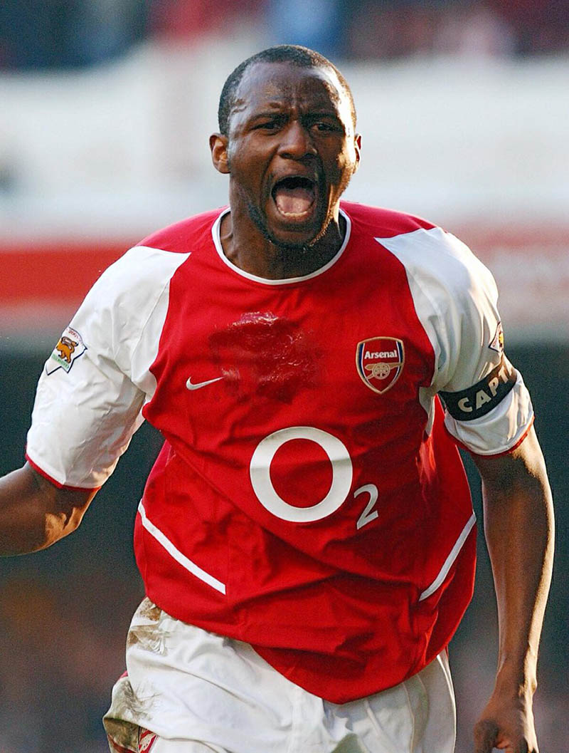 2. Patrick Vieira: Cựu tuyển thủ người Pháp đến London vào năm 1996 với mức phí 3,5 triệu bảng từ AC Milan và anh nhanh chóng trở thành thủ lĩnh ở tuyến giữa của Pháo thủ. Trong suốt sự nghiệp ở Emirates, Vieira đã giành được 3 chức vô địch Premier League và 4 FA Cup.