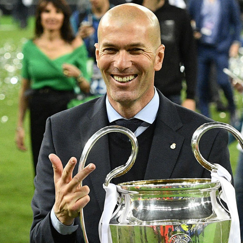 7. Zinedine Zidane: Huyền thoại người Pháp có 13 danh hiệu trong sự nghiệp của mình. Trong đó có 1 lần giành được Quả Bóng Vàng 1998, sau khi giành được chức vô địch World Cup được tổ chức trên sân nhà. Ngoài ra, Zidane còn có 3 lần giành giải Cầu thủ hay nhất năm của FIFA