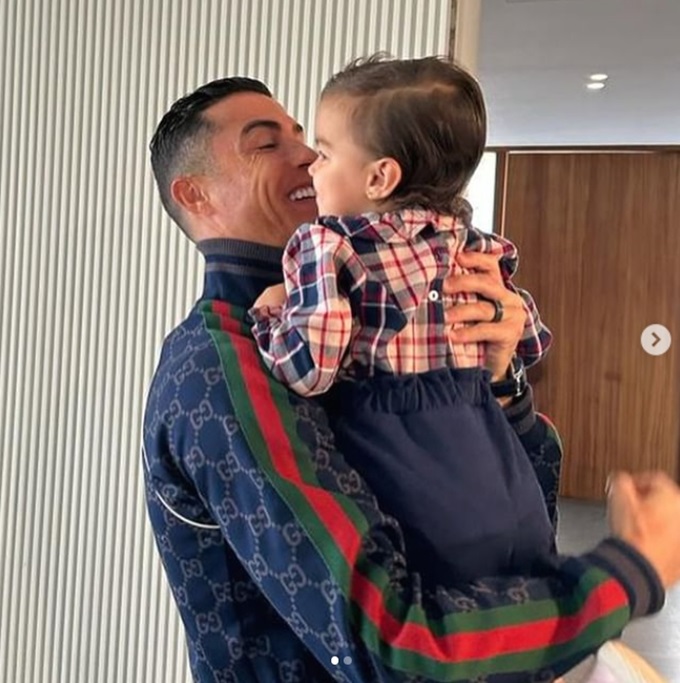 Ronaldo cũng khoe ảnh vui đùa cùng con gái út Bella