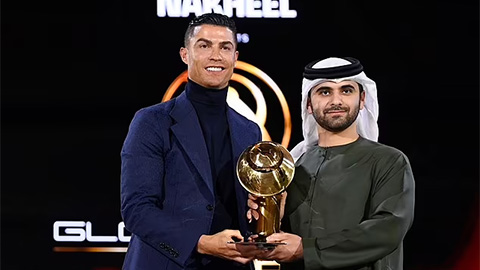 Ronaldo có hat-trick giải thưởng ở Globe Soccer Awards, Messi không có gì