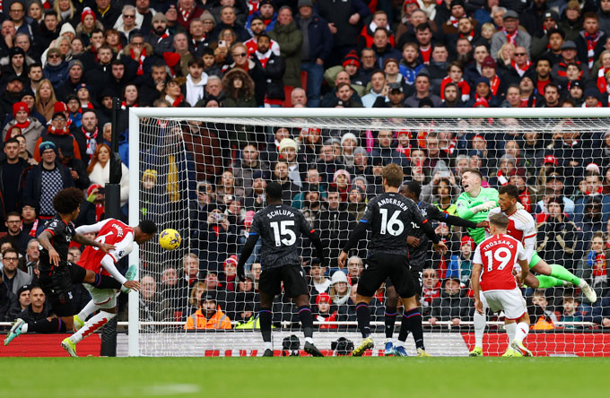 Trung vệ Gabriel Magalhaes lập cú đúp bàn thắng từ đánh đầu trong hiệp 1 trận Arsenal vs Palace