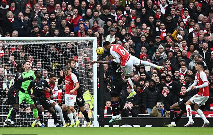 Gabriel đánh đầu dũng mãnh mở tỷ số cho Pháo thủ, mở ra đại thắng 5-0 của Arsenal