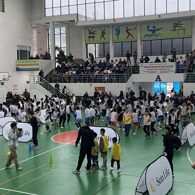 Rất đông các em học sinh đã tham dự ngày hội bóng rổ High Hoop ở Hà Nội