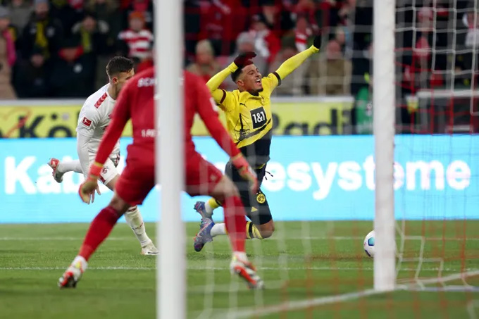 Sancho kiếm về quả phạt đền cho Dortmund đầu hiệp 2