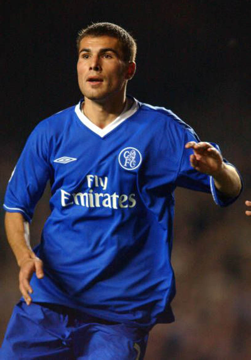 8. Adrian Mutu - 7 tháng: Vào tháng 9/2004, tiền đạo của Chelsea, Adrian Mutu phải nhận án cấm thi đấu trong 7 tháng sau khi dương tính với chất cấm Cocain. Ngay sau đó, The Blues lập tức chấm dứt hợp đồng với tiền đạo người Romani và yêu cầu anh bồi thường vì vi phạm hợp đồng giữa hai bên.