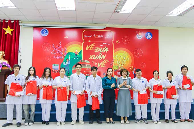 PGS.TS Đinh Thị Thanh Mai - Phó Hiệu trưởng Nhà trường cùng Nhà tài trợ trao quà cho sinh viên Trường Đại học Y Dược Hải Phòng.