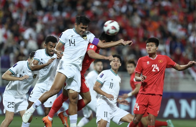 Indonesia (áo trắng) vừa có trận thắng 1-0 trước Việt Nam. Ảnh: Anh Khoa