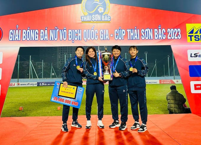 Kim Thanh và các thành viên đội nữ TP.HCM vô địch năm 2023. Ảnh: Đức Cường 