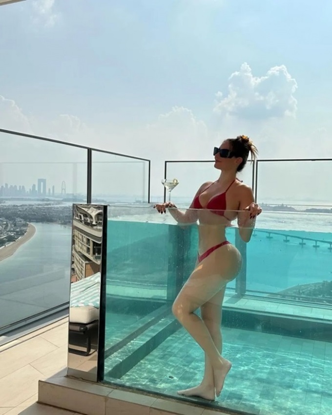 Anna Mariana Casemiro tạo dáng sexy bên hồ bơi