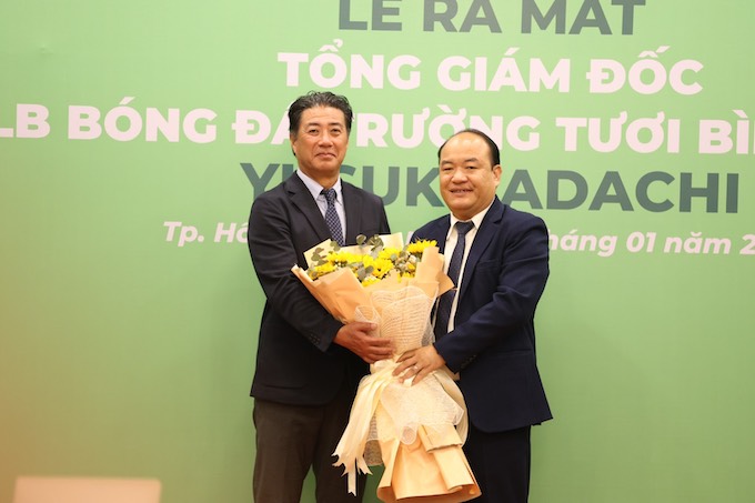 Chủ tịch Phạm Hương Sơn tặng hoa cho ông Yusuke Adachi. Ảnh: Đức Đồng