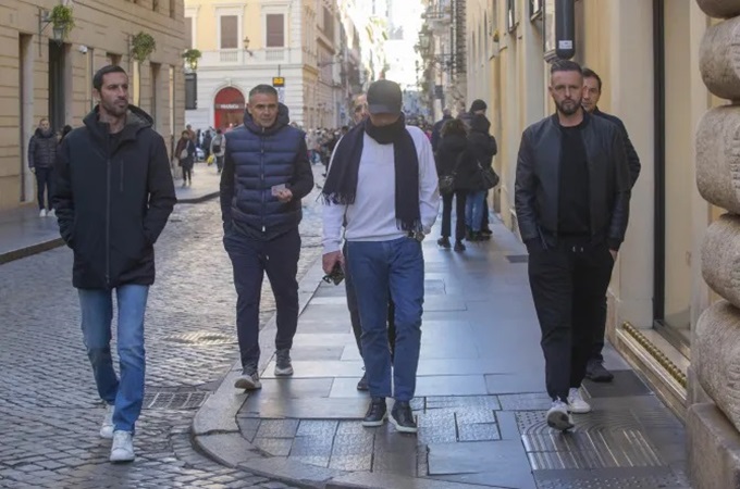 Phái đoàn Mourinho tản bộ trên đường phố Rome