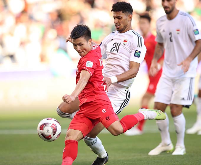 Quang Hải ghi bàn thắng vào lưới Iraq - Ảnh: Hữu Khoa 