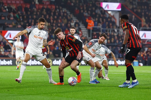 Trận Bournemouth vs Swansea chứng kiến 5 bàn thắng trong hiệp 1 cho đội chủ nhà