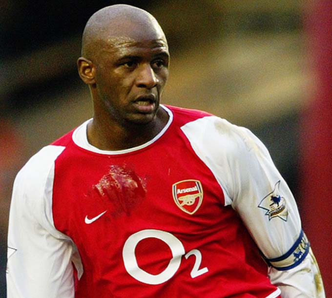 6. Patrick Vieira (1996 - 2005, 2010 - 2011). Cựu tuyển thủ người Pháp đóng vai trò quan trọng trong chiến tích bất bại của Arsenal. Có nhiều ý kiến cho rằng, gần 2 thập kỷ kể từ khi Vieira rời đi thì Pháo thủ vẫn chưa thể tìm ra một người thay thế toàn diện như anh.
